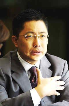 李阳鼓动女大学生剃发明志成其亲传弟子(图)