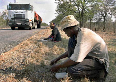 һ����Ͳ�Τũ���ң������������ڱ߾�������ز����渽������ʰ��ӿ����ϵ����������ס�