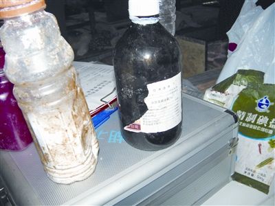 ͼΪ��ɫƿ�Ӽ�Һ�塣