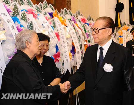 8��31�գ�������ͬ־�����ڱ����˱�ɽ������Ĺ�𻯡������Ρ��������������¼ұ��������֡������ϰ��ƽ�����ǿ���ع�ǿ����������ǰ���˱�ɽ����ͱ� ���ǽ������뻪�����������֣���ʾ����ο�ʡ� �»������������