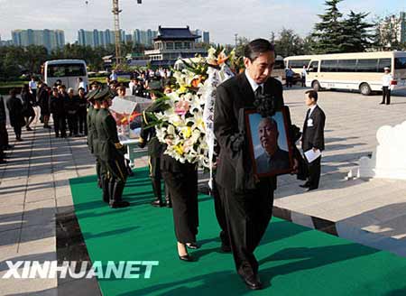 8��31�գ�������ͬ־�����ڱ����˱�ɽ������Ĺ�𻯡����ǻ�������������������������� �»�����߷������