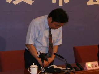 9��15�����磬�ںӱ�ʡ�������е����ŷ������ϣ�ʯ��ׯ��¹���Ÿ��ܲ������������ˡ�ʯ��ׯ��¹���Źɷ����޹�˾��������Ĺ����š����͡������̷ۡ��¹�����������ʿ����������߱�ʾ���ֿ�ĵ�Ǹ����֣����������¹���Ŷ�8��6����ǰ�����Ĳ�Ʒȫ���ջأ����������8��6���Ժ�Ĳ�Ʒ�����顢�����ģ�Ҳ���ջء�ͬʱ����¹���Ž���ϧ���ۻ������û���Ӥ�׶��ľ��ι�����ͼΪ������Ϲ���Ǹ�������緢���¹���