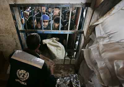 ���죬��ɳ��Shati����Ӫ��İ���˹̹�˾ۼ������Ϲ��˵�����ʳƷ�����ǰ�������صȴ���ȡ��ʳ�� CFPͼ