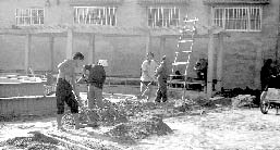 �ڶӳ��İ����£���Ա������ƽ��һ�����ء�