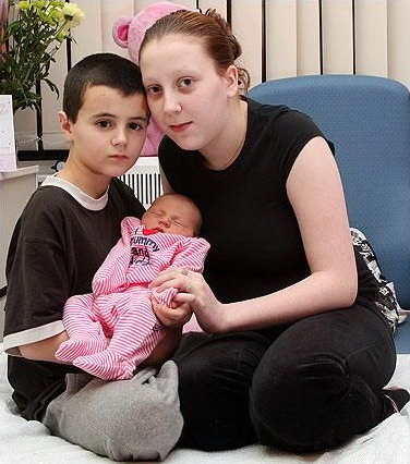 Ӣ��13���к���Ů�������¼����ؿ�����ƭ��