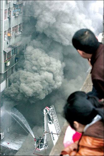 �������磬������Ա�������9ʱ51�֣�������Դ���¥�������79�����������������ڴ�¥��ǰ�����խ�������������޷�������������ϰ����������