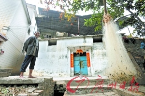 �������ĸ��ױ�ʾ�����������ǽ��·��ӣ����Ǻܿ��ġ���