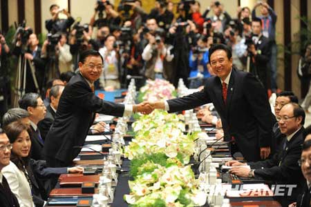 4��26�����磬��Ͽ������ϵЭ��᳤�������뺣Ͽ��������ᶭ�³����������Ͼ����л�̸����������ָ�Э�̺��쵼�˵����λ�̸���»������ �������