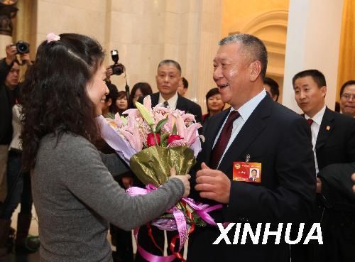 何厚铧看望来自澳门的全国政协委员(图)